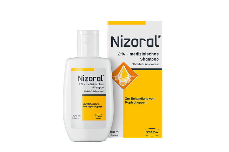Nizoral medizinisches Shampoo 2 % in einer weißen Flasche mit gelbem Etikett, zur Behandlung von Schuppen.