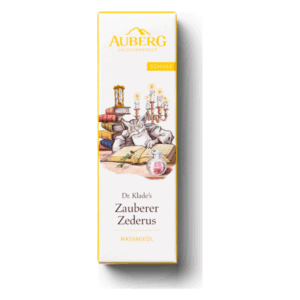 Verpackung für Massageöl "Zauberer Zederus" mit einer Illustration eines schlummernden Katers und Bücherstapeln.