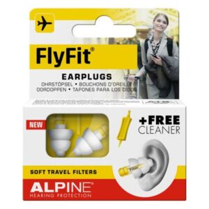 Verpackung von FlyFit-Ohrstöpseln mit einem Bild von einer Frau am Flughafen und dem Zusatz einer kostenlosen Reinigung.