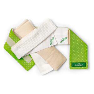 Verschiedene Geschirrtücher in Weiß, Beige und Grüntönen, einige mit Punkten, gekennzeichnet mit "Auberg".