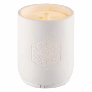 Weißer Aromadiffusor mit geprägtem Muster und sowie einem Steuerknopf an der Unterseite.