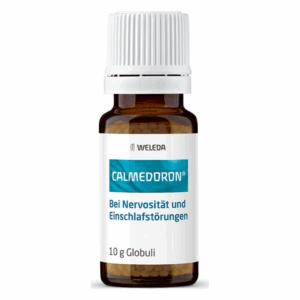 Braune Glasflasche mit weißem Deckel, beschriftet mit "Calmedoron" gegen Nervosität und Einschlafstörungen.