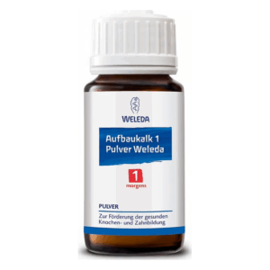 Braune Flasche mit weißem Schraubverschluss und Etikett, das Weleda Aufbaukalk 1 Pulver für gesunde Knochen und Zähne anzeigt.