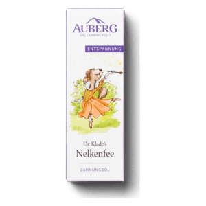 Eine Verpackung für Zahnungsoel mit einer fröhlichen Fee in einem orangefarbenen Kleid, umgeben von Blumen und Sternen.