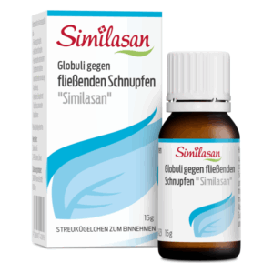 Braune Flasche mit Globuli gegen fließenden Schnupfen, umgeben von einer weißen Verpackung mit blauen Akzenten.