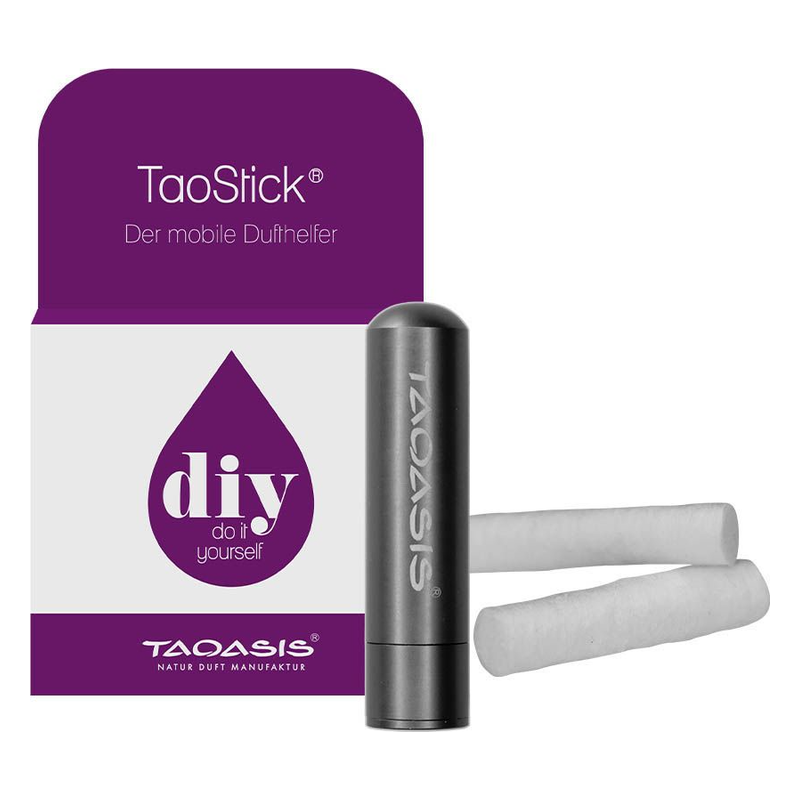 Ein schwarzer Duftstick mit zwei weißen Duftstäbchen und violetter Verpackung, die "TaoStick" und "DIY" anzeigt.