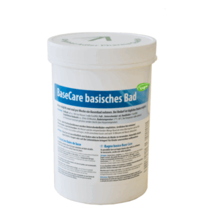 Runder Plastikbehälter mit Deckel, gefüllt mit basischem Badesalz, mit Anweisungen auf der Vorderseite.