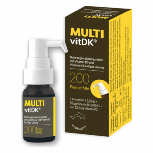 Flasche mit Nahrungsergänzungsmittel MULTI vitDK® aus braunem Glas, mit Pumpe und gelbem Etikett, zeigt Inhaltsstoffe und Anwendungshinweise.