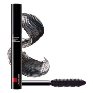 Schwarze Mascara von La Roche-Posay mit einem gebogenen Pinsel und Mascara-Strich im Hintergund.