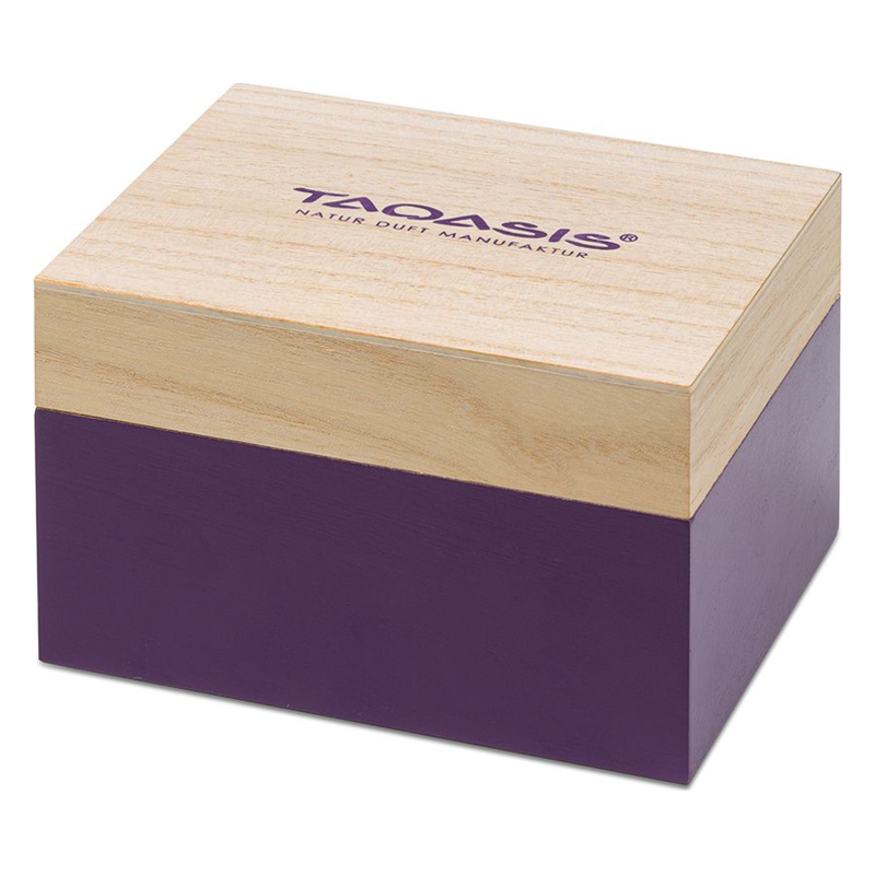 Eine schlichte Holzkiste mit hellbraunem Deckel und violettem Unterteil, beschriftet mit "TAOASIS".
