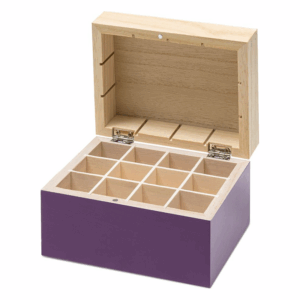 Eine geöffnete Holzbox mit lila lackierter Außenseite und mehreren Fächern im Innenraum zur Aufbewahrung von Gegenständen.