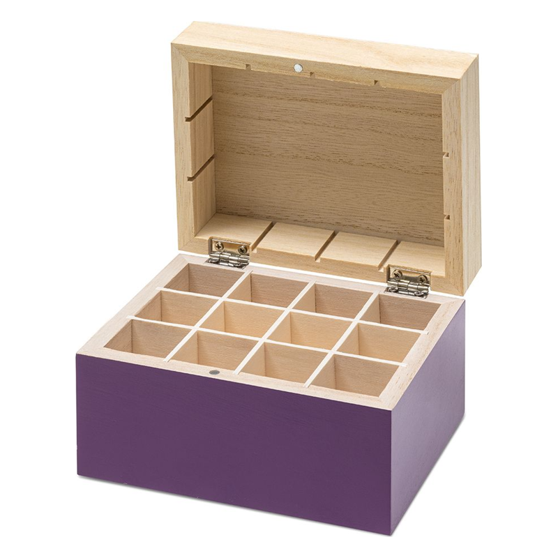 Eine geöffnete Holzbox mit lila lackierter Außenseite und mehreren Fächern im Innenraum zur Aufbewahrung von Gegenständen.