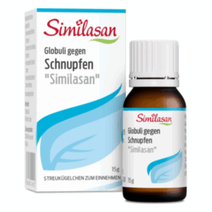 Flasche mit Globuli gegen Schnupfen "Similasan" neben Verpackung mit blauen Wellenmotiven.