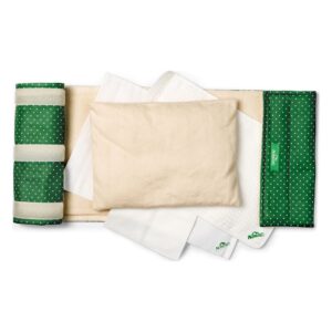 Set mit mehreren Stoffgegenständen in Grün und Beige, darunter eine gepolsterte Unterlage und verschiedene Tücher.