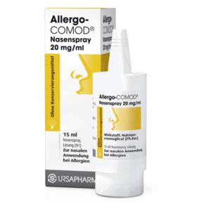 Weißer Flasche mit Nasenspray und gelber Verpackung, beschrieben als Allergiemittel ohne Konservierungsmittel.