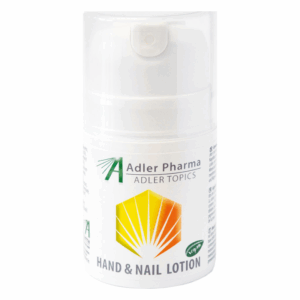 Flasche mit Hand- und Nagelcreme von Adler Pharma, in einem weißen Spender mit transparenter Kappe und gelbem Logo.
