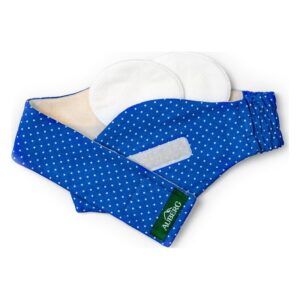 Blaue Stoffpackung mit weißen Punkten, enthält zwei runde, weiße Pads und hat einen Klettverschluss.