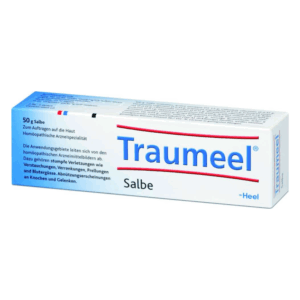 Helle Verpackung einer homöopathischen Salbe namens Traumeel mit Anwendungsgebieten und Dosierungshinweisen.