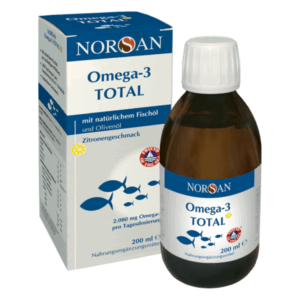 Flasche mit Omega-3 TOTAL von NORSAN in einem flachen Karton, beide mit blauer und weißer Beschriftung.