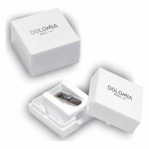 Weiße Verpackung von Dolomia mit einem integrierten Anspitzer für Make-up-Stifte.