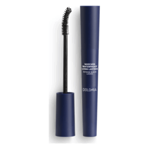 Wasserfeste Mascara in einem blauen, schmalen Behälter mit einem gekrümmten Bürstchen für intensiven Wimpernaufschlag.