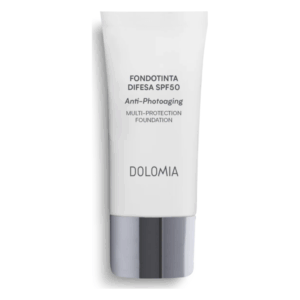Eine weiße Tube mit silbernem Verschluss, beschriftet mit "Dolomia Fondotinta Difesa SPF50 Anti-Photoaging".
