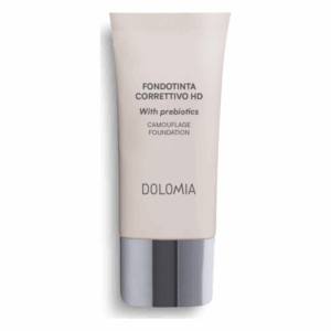 Beige Camouflage-Foundation in einer cremefarbenen Tube mit silbernem Deckel und Aufschrift "With prebiotics".