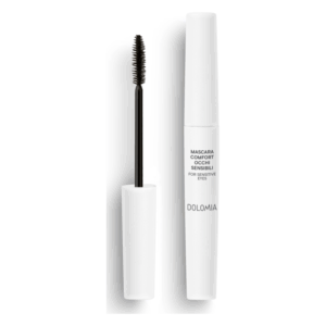 Weiße Mascara-Verpackung mit einem langen, gebogenen Bürstchen für empfindliche Augen.