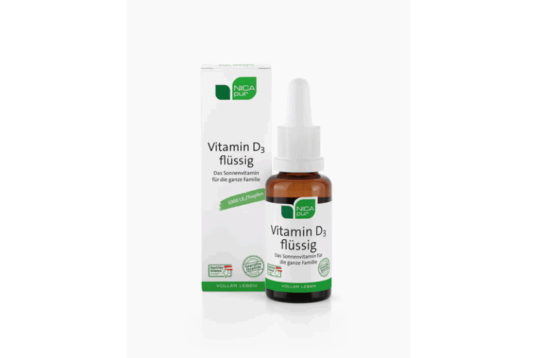 Flasche mit flüssigem Vitamin D3 in einem braunen Glasbehälter, verpackt in einer weißen Schachtel mit grünem Akzent.