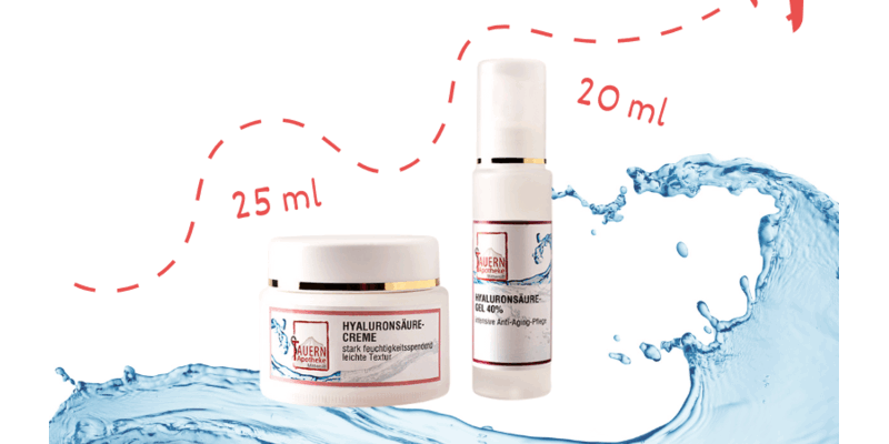 Zwei Produkte für die Hautpflege: eine Hyaluronsäure-Creme in einem Glasbehälter und ein Hyaluronsäure-Gel in einem Sprühflakon, mit Wasser-Elementen im Hintergrund.