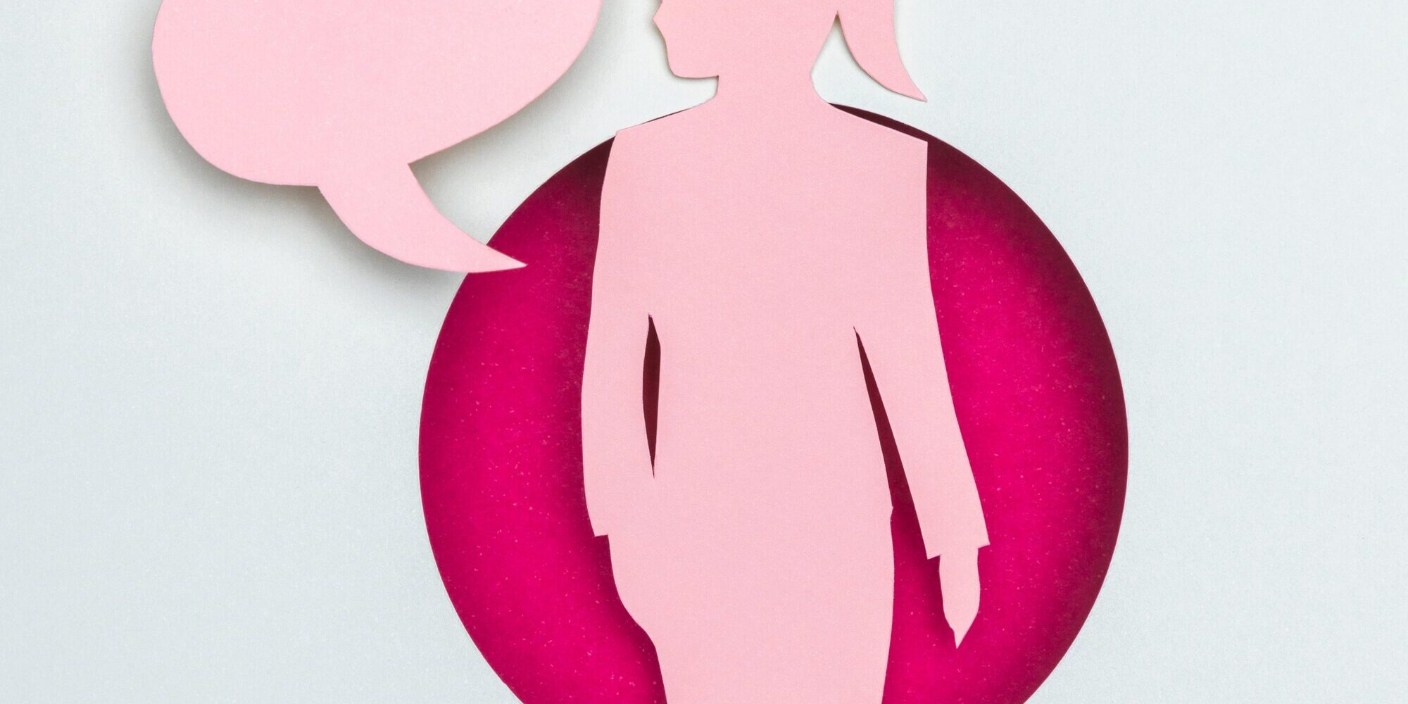 Silhouette einer Frau in Anzug mit Sprechblase, auf pinkem und grauem Hintergrund.