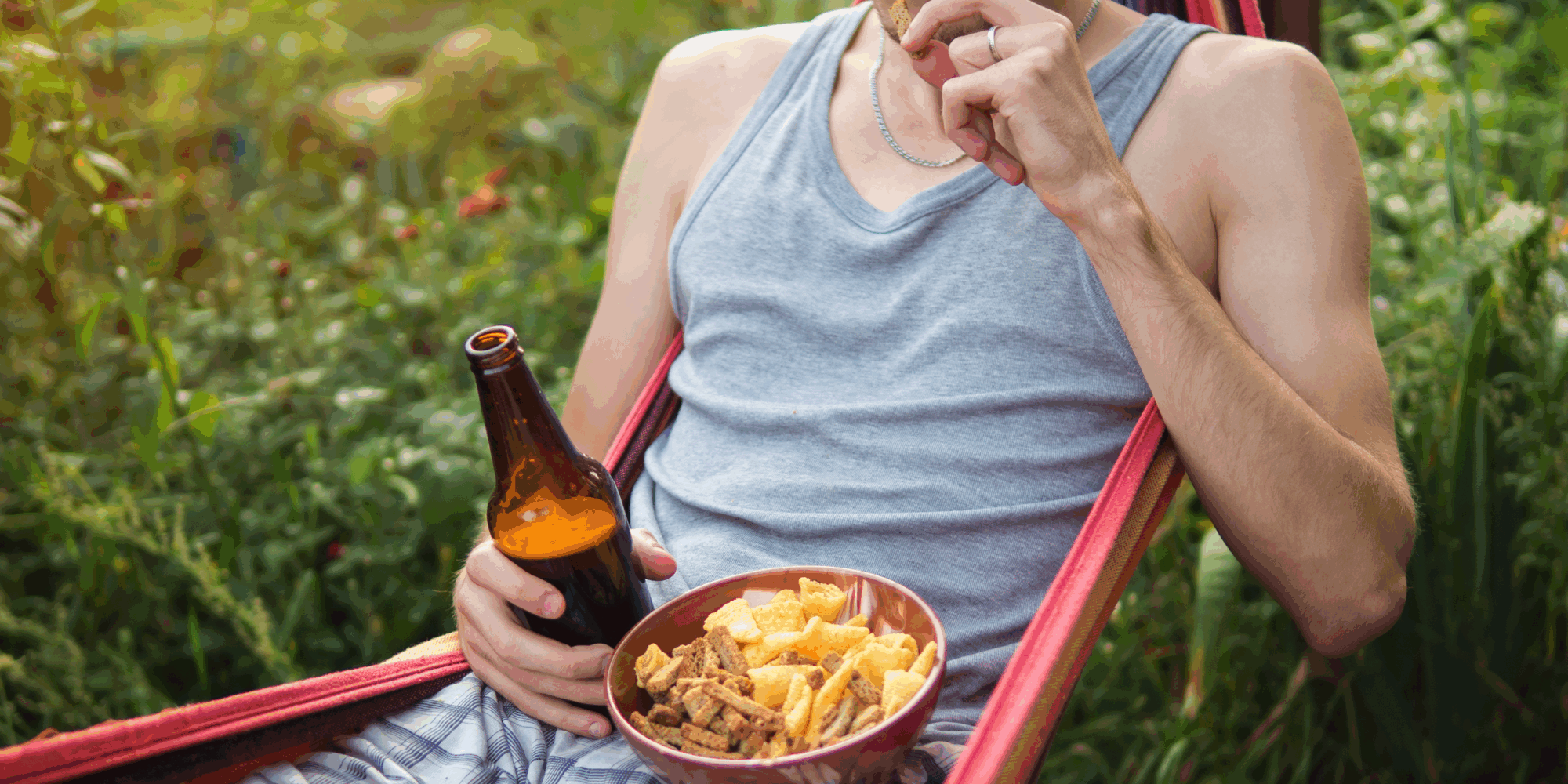 Sodbrennen.png Eine Person in der Hängematte mit einer Flasche Bier und einer Schüssel Snacks, umgeben von grünen Pflanzen.