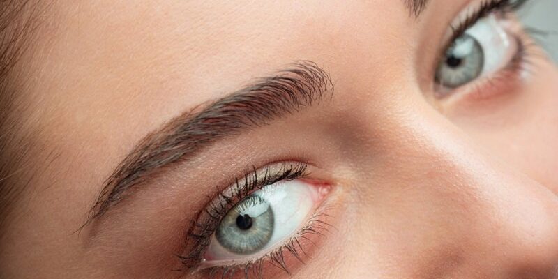 blicke_WEB_800.jpg Naheaufnahme eines Gesichts mit betonten Augenbrauen und strahlend blauen Augen.