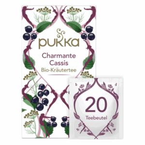 Verpackung des Bio-Kräutertees "Charmante Cassis" von Pukka mit einem Teebeutel vorne und dekorativen Pflanzenmotiven.