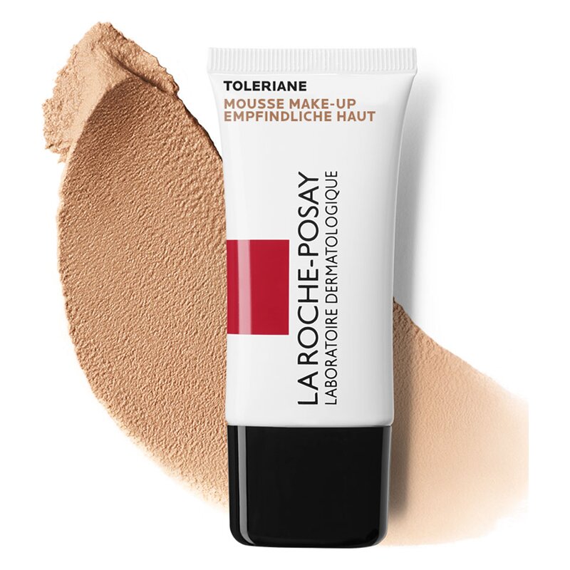 Tubenverpackung von La Roche-Posay Toleriane Mousse Make-up mit einem Hauch von beige farbiger Foundation daneben.