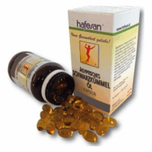 Braune Glasflasche mit Kapseln aus ägyptischem Schwarzkümmelöl, umgeben von einigen Kapseln und einer Verpackung.