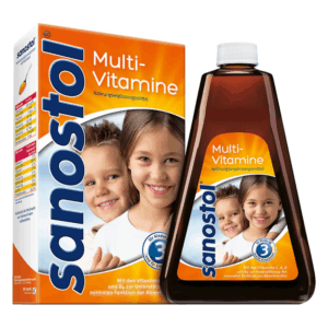 Sanostol Multi-Vitamine in einer Flasche neben einer Verpackung, mit lächelnden Kindern auf beiden Produkten.