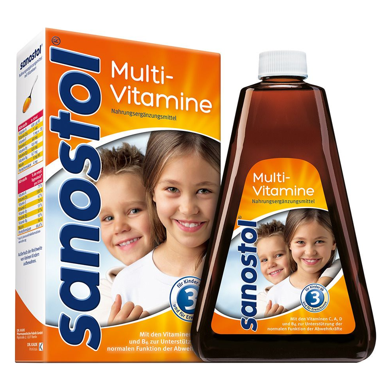 Sanostol Multi-Vitamine in einer Flasche neben einer Verpackung, mit lächelnden Kindern auf beiden Produkten.
