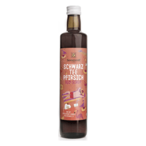 Flasche mit Bio-Sirup, Geschmacksrichtung Schwarztee-Pfirsich, buntem Etikett von Sonnentor.