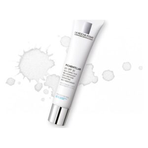 Tube der Pflegecreme "Pigmentclar UV SPF 30" von La Roche-Posay, umgeben von spritzenden Wasserflecken.
