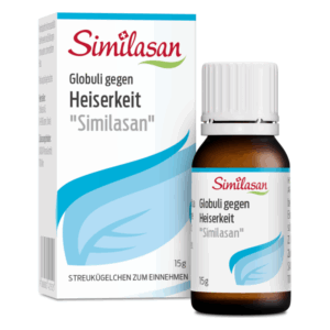 Verpackung von Similasan Globuli gegen Heiserkeit, mit einem braunen Glasfläschchen und Karton in Blau- und Weißtönen.