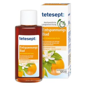 Flasche mit tetesept Entspannungsbad, orangefarben, im Vordergrund eine Orange und Blüte, Verpackung zeigt Anwendungshinweise.