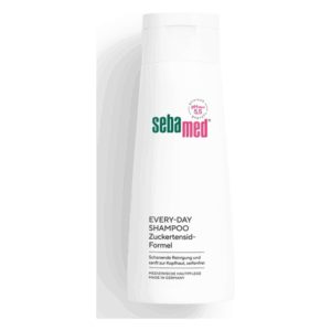 Weiße Flasche mit Shampoo von Sebamed, Hinweis auf pH 5,5 und Zuckertensid-Formel, schonende Reinigung.