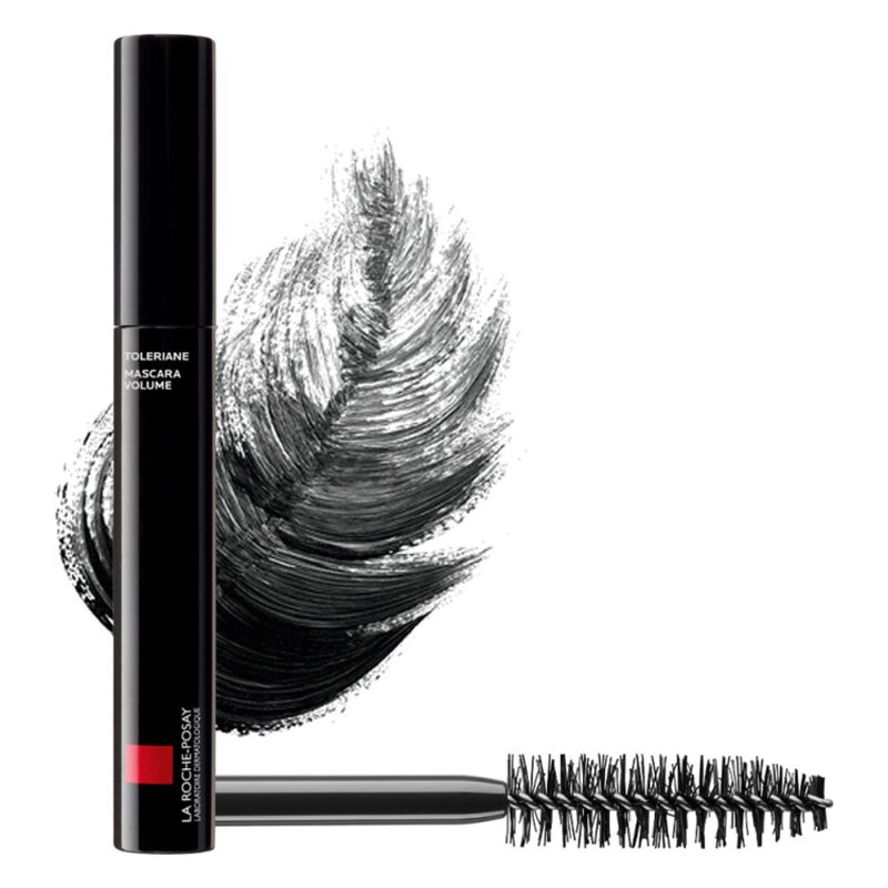 Schwarze Mascara mit voluminösem Pinsel und Pinselstrich-Hintergrund, verpackt in einem schlanken Röhrchen.