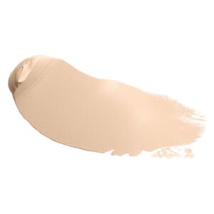 Cremefarbener Makeup-Foundation-Streifen auf weißem Hintergrund, cremige Textur sichtbar.