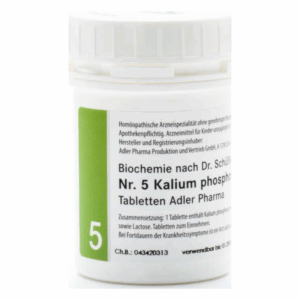 Weißer Behälter mit grünem Aufkleber, enthält homöopathische Tabletten Nr. 5 Kalium phosphoricum von Adler Pharma.