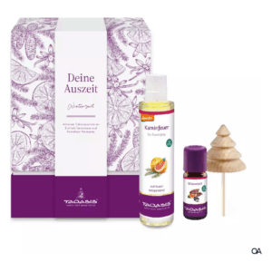 Geschenkset "Deine Auszeit" mit Raumduft Kaminsommer, ätherischem Öl und Holzbaumdeko in buntem Packaging.