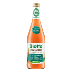 Flasche Biotta Saft mit orangefarbenem Inhalt, Etikett betont biologische Qualität und frische Zutaten.