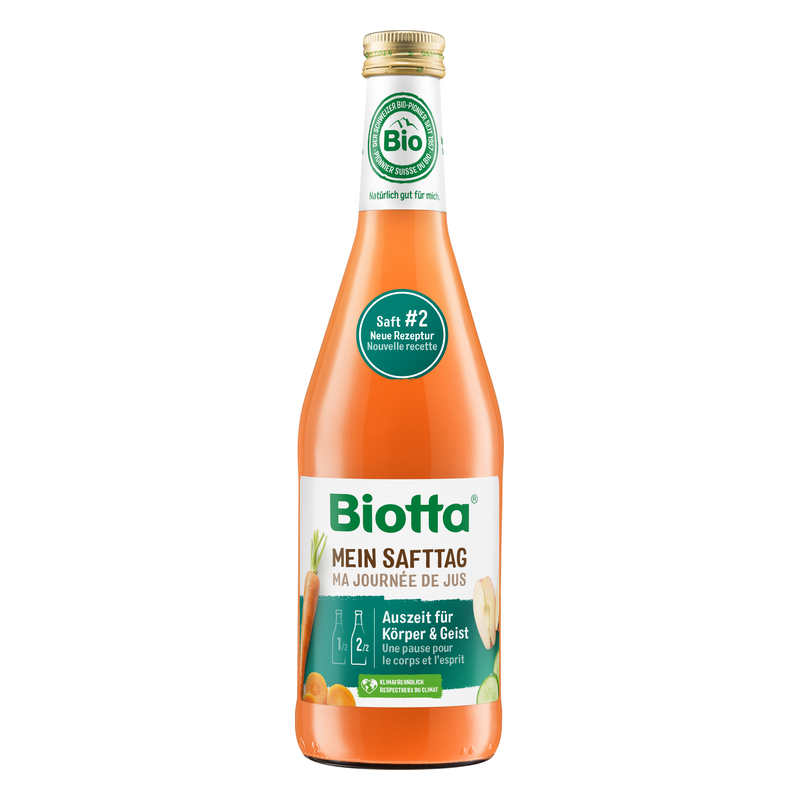 Flasche Biotta Saft mit orangefarbenem Inhalt, Etikett betont biologische Qualität und frische Zutaten.