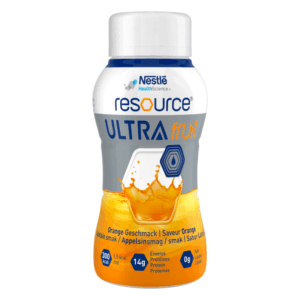 Flasche mit orangefarbenem Getränk, Label zeigt Produktname 'Resource Ultra Fruit' mit Hinweis auf Orangengeschmack.